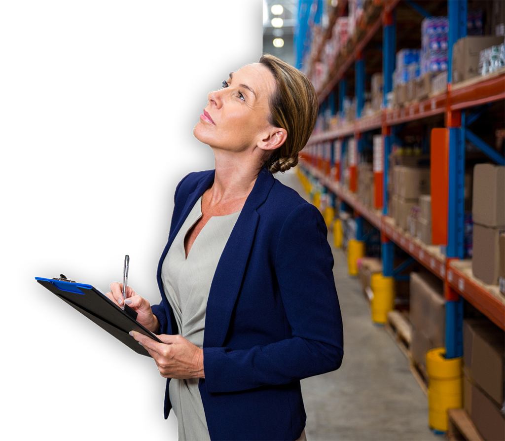 Femme dans un hangar logisitique